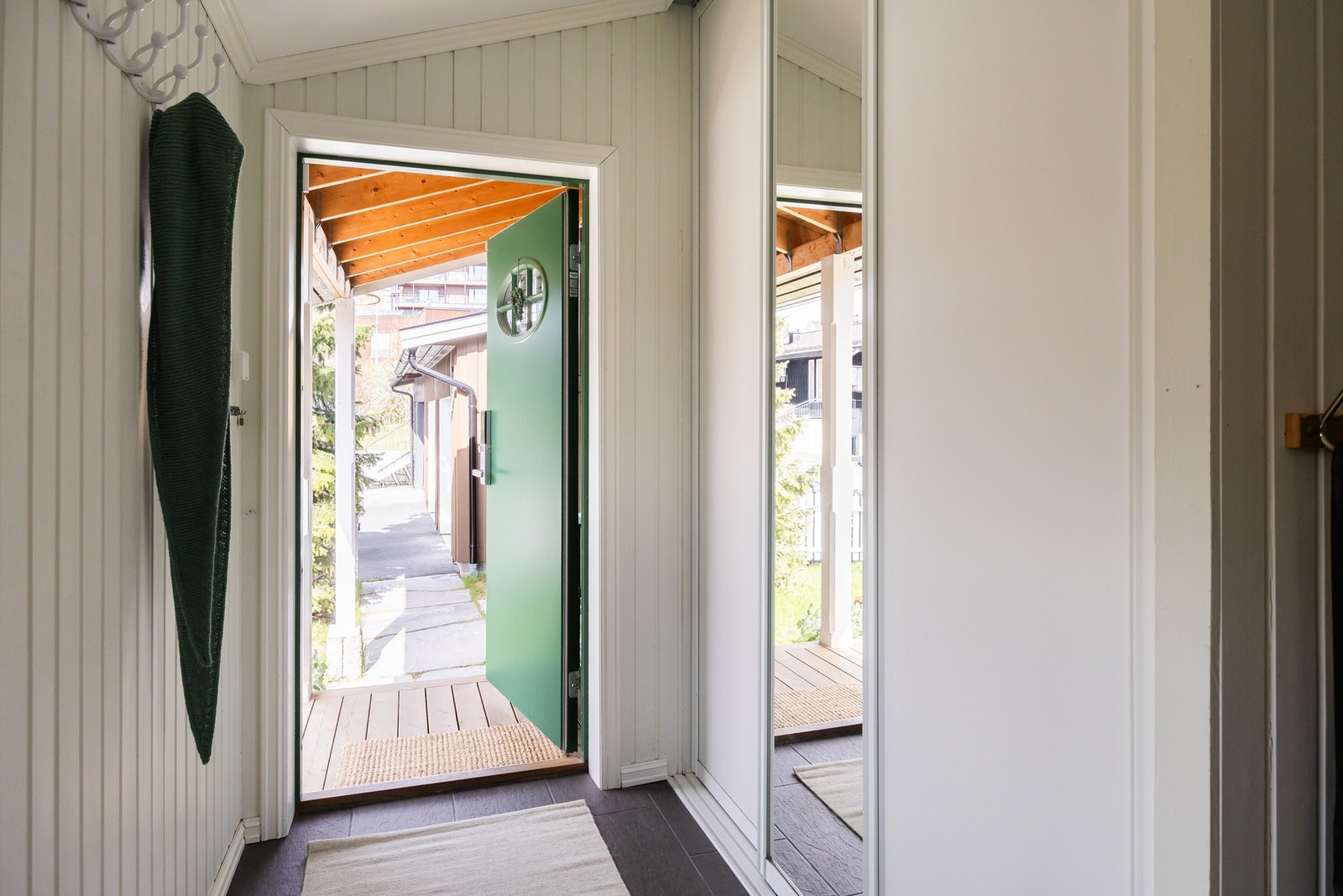 Praktisk skyvedørsgarderobe i entréen med god lagringsplass. Galleribilde