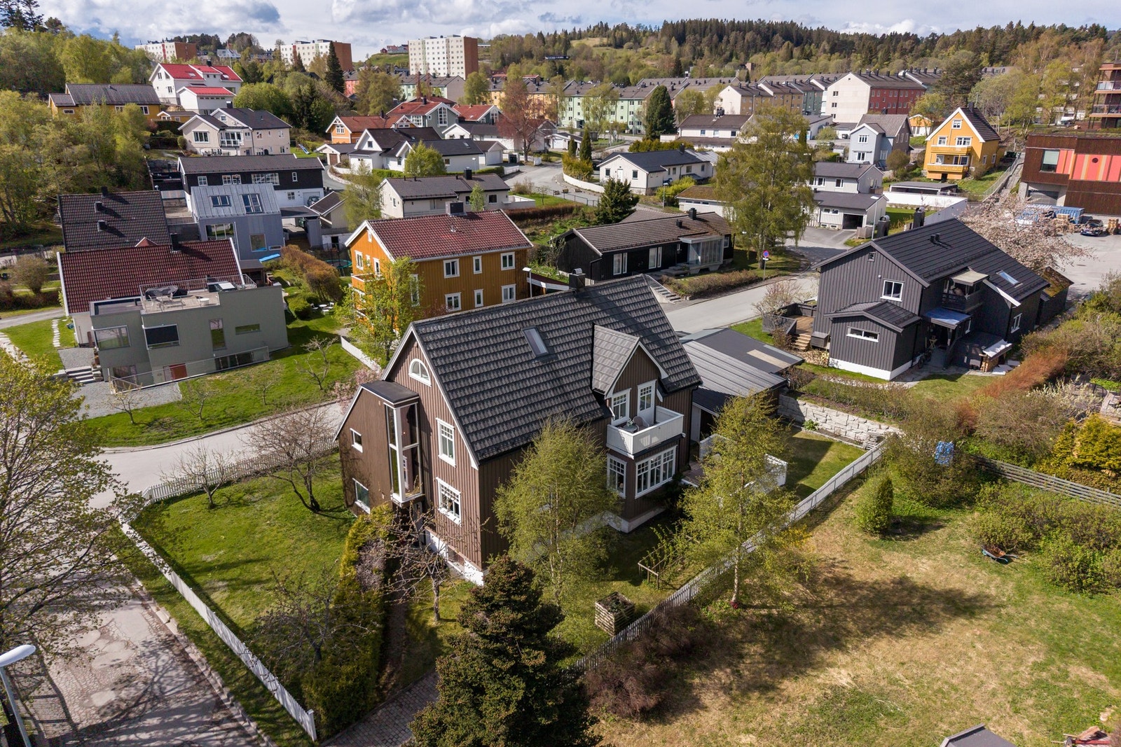 Nydelig villaeiendom med svært familievennlig beliggenhet i markanære omgivelser på Sverresborg. Galleribilde