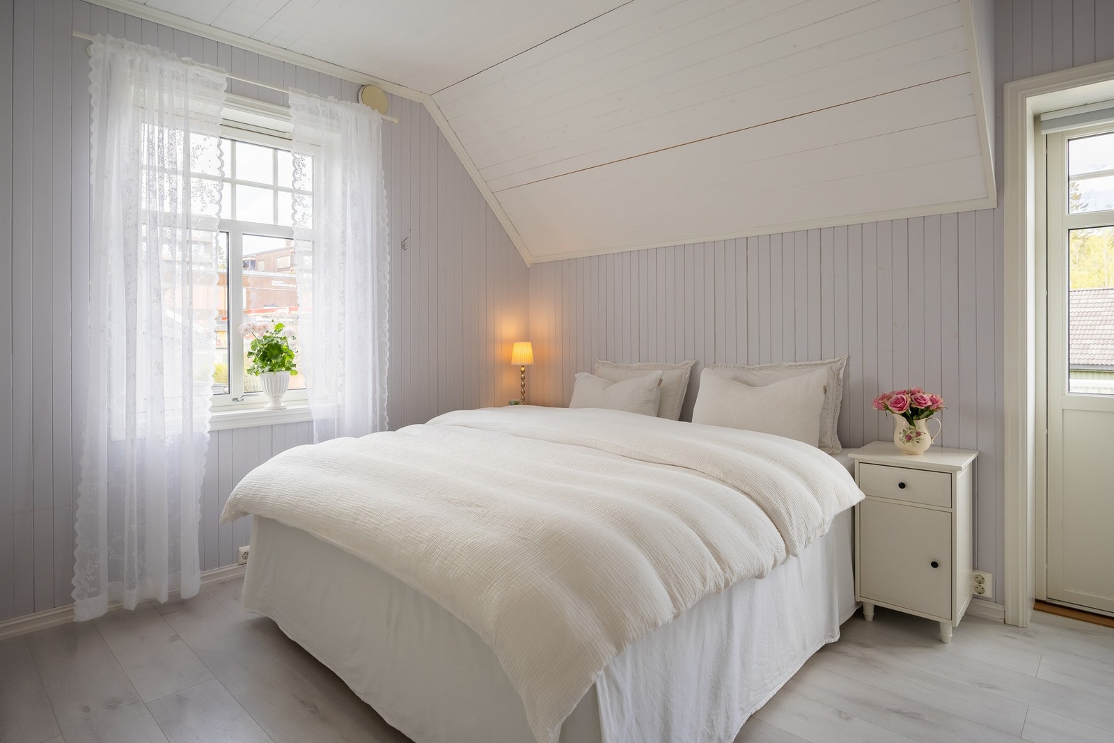 Alle soverom har godt med plass for både seng, garderobe og kontorpult. Galleribilde