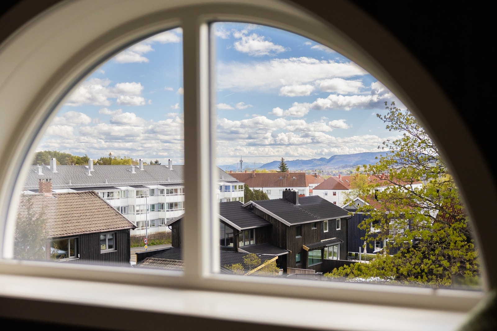 Flott utsikt over nabolaget og nedover mot byen. Galleribilde