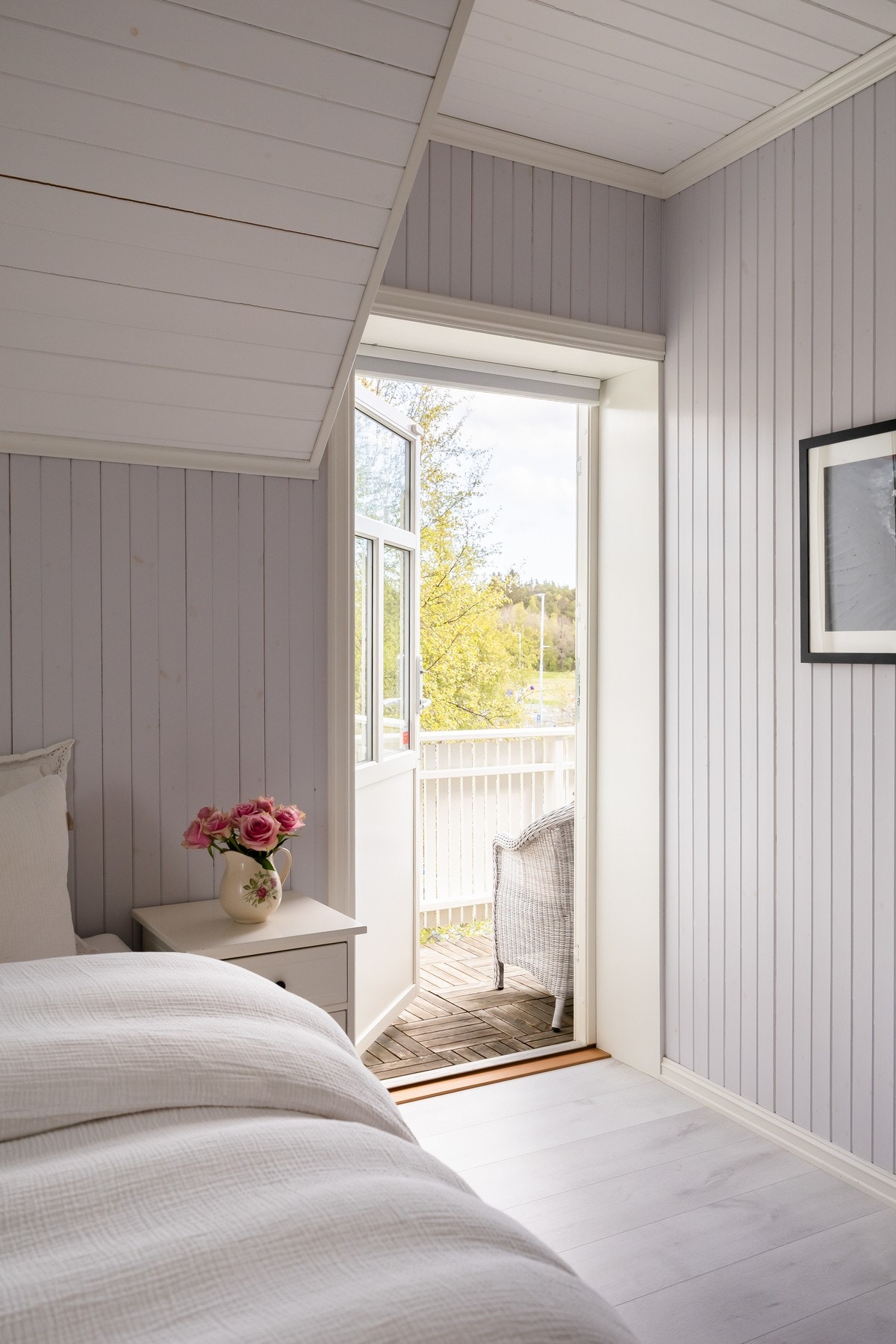 Det ene hjørnesoverommet mot hagen har tilgang på en egen terrasse. Galleribilde