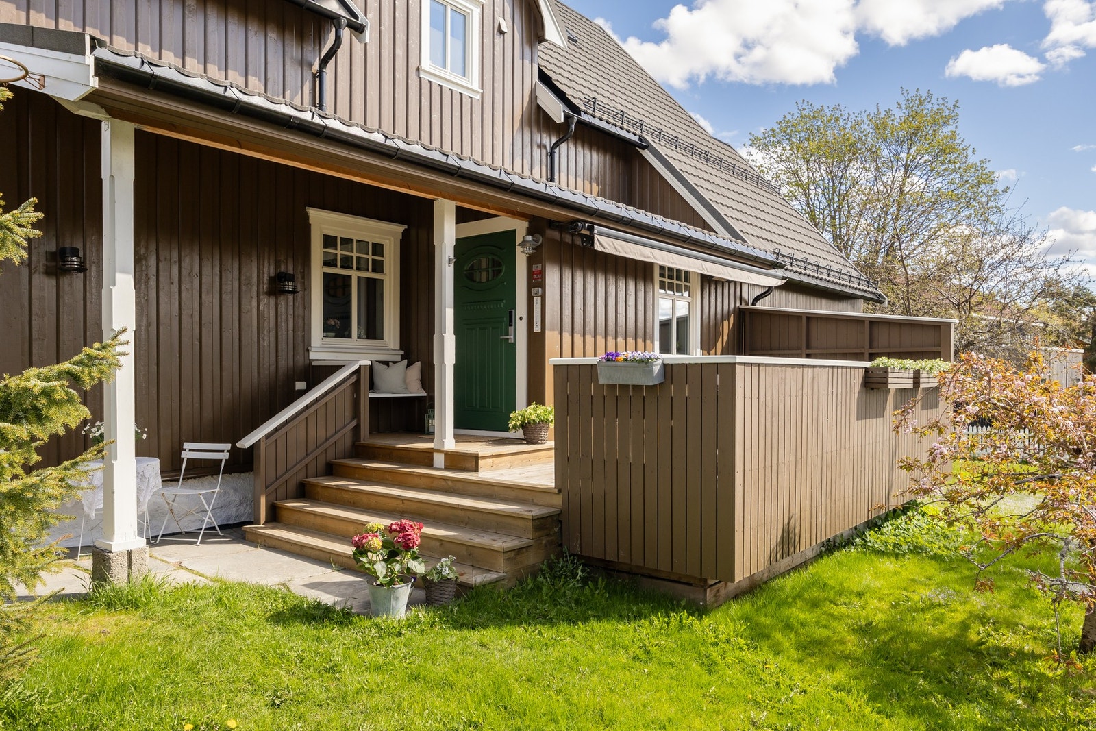 Eiendommen har hage og tilgang rundt hele huset med hyggelige uteplasser på begge sider. Galleribilde