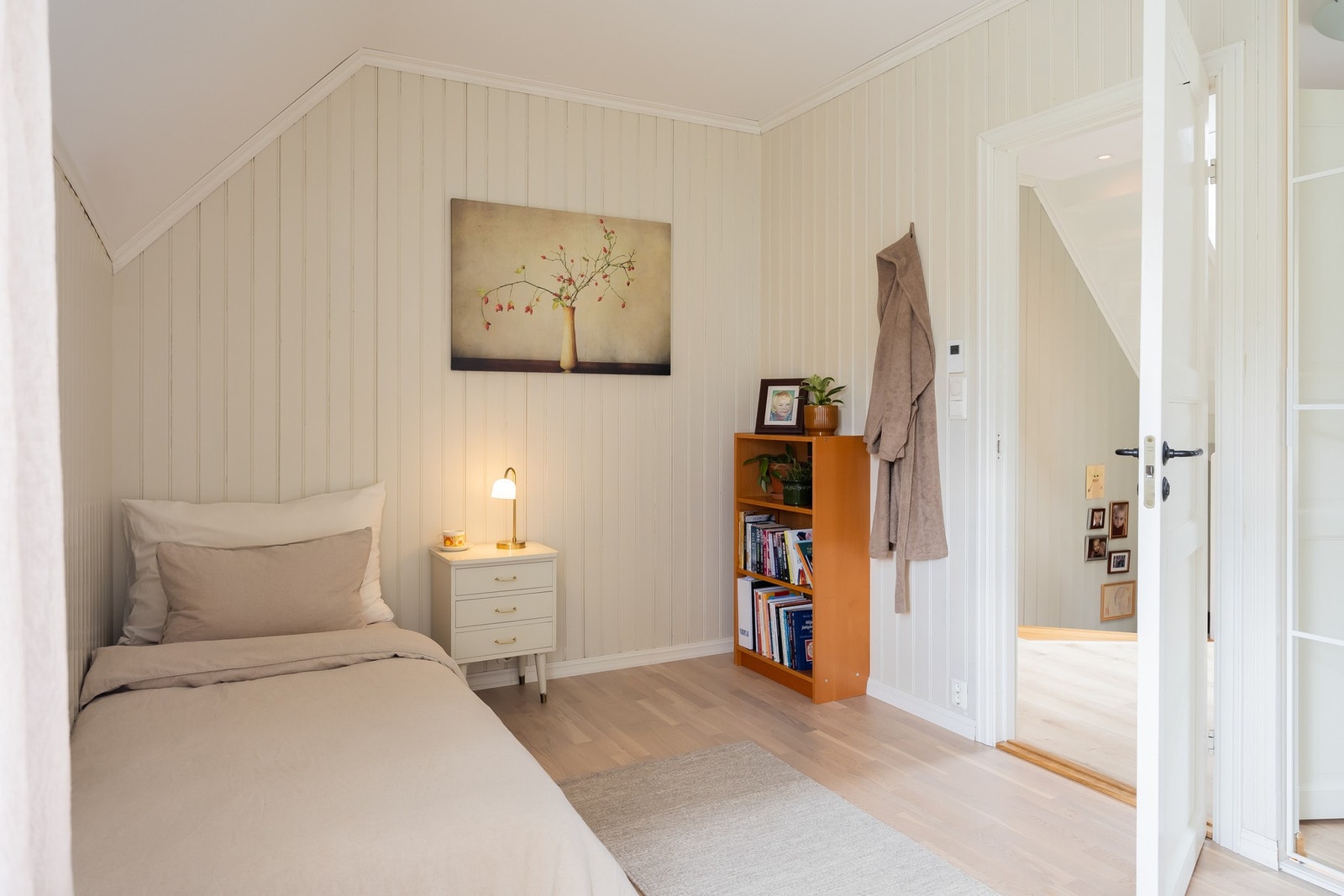 Alle soverom har parkettbelagte gulv og vannbåren gulvvarme. Galleribilde