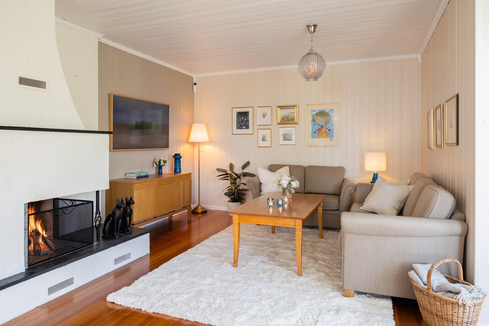 Her er det naturlig plass for både spisestue, lounge og tv-stue, i tillegg har man videre tilgang på bibliotek/aktivitetsrom. Galleribilde