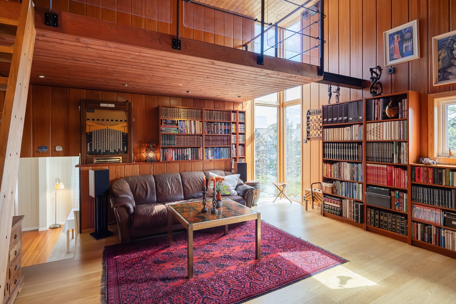 I den påbygde delen av huset fra 1980 er det etablert et bibliotek på ca. 25 kvm med hems. Galleribilde