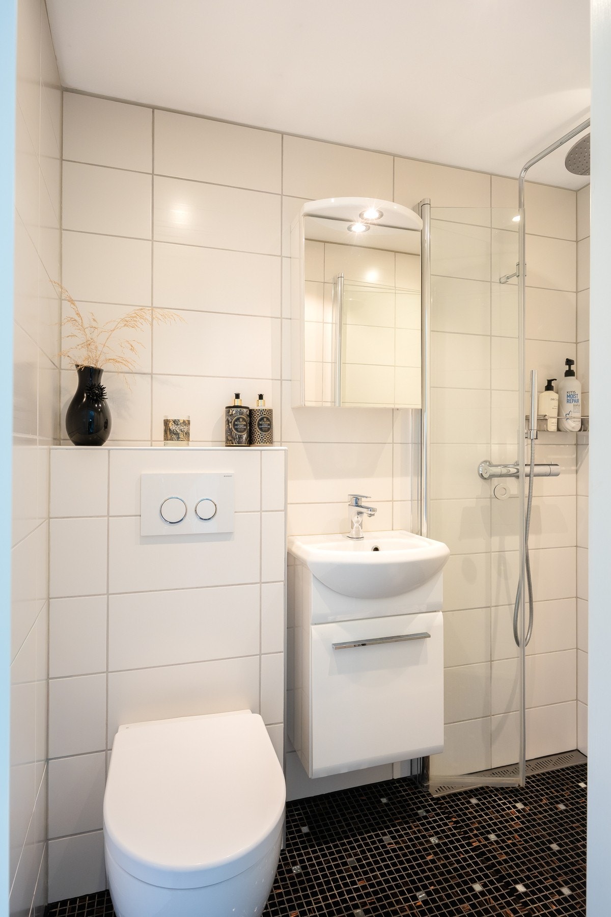 Flott bad fra 2016 ved entréen i 1. etasje med toalett, servant og dusjsone. Galleribilde