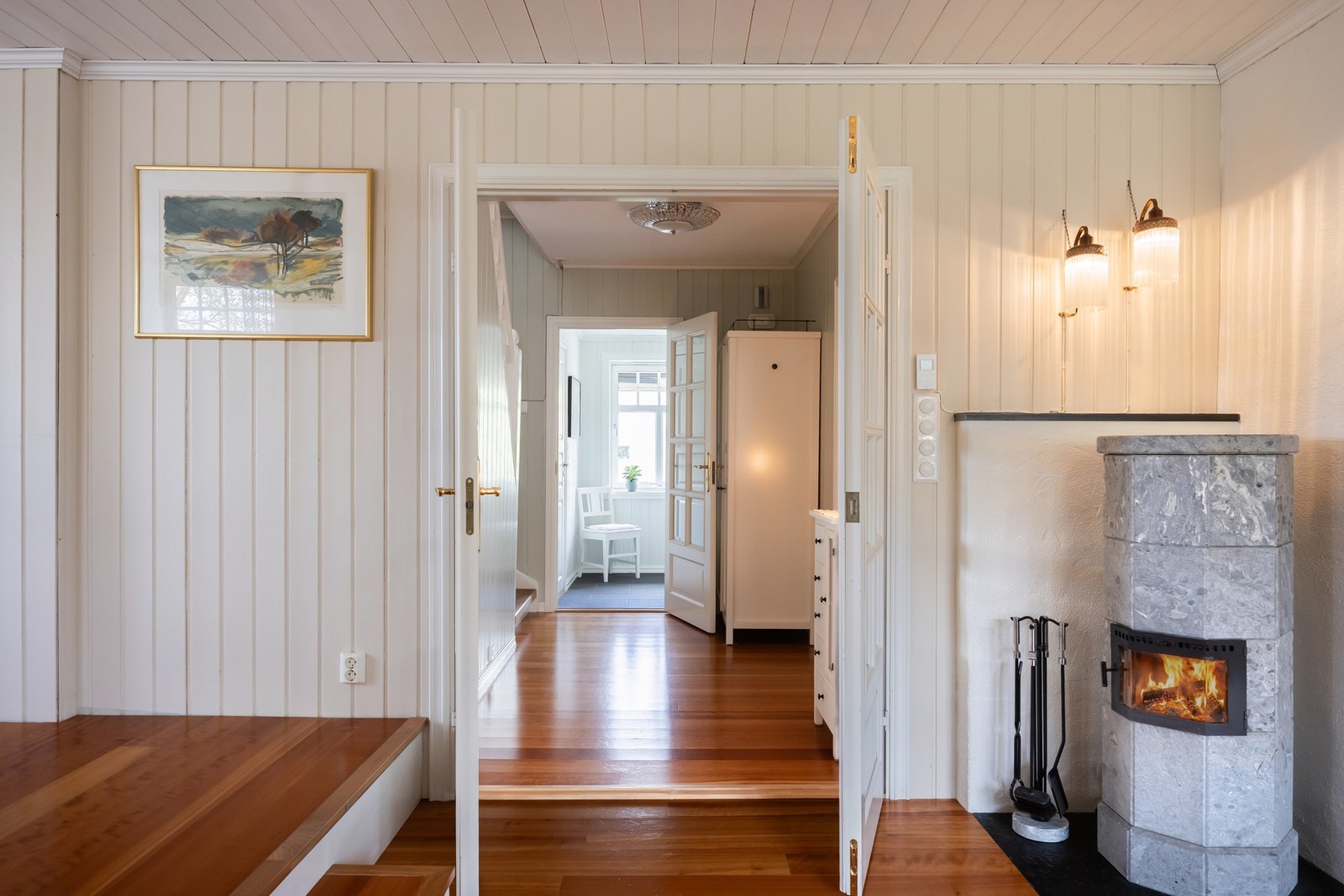 Stua er i tillegg til gulvvarmen utstyrt med en flott klebersteinsovn samt åpen peis mot tv-stua. Galleribilde