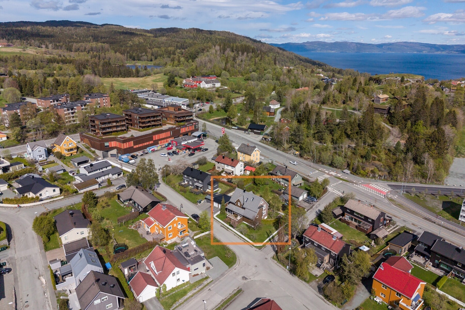 Eiendommen er del av et veletablert og attraktivt strøk med ufartsmuligheter til Bymarka like ved. Galleribilde