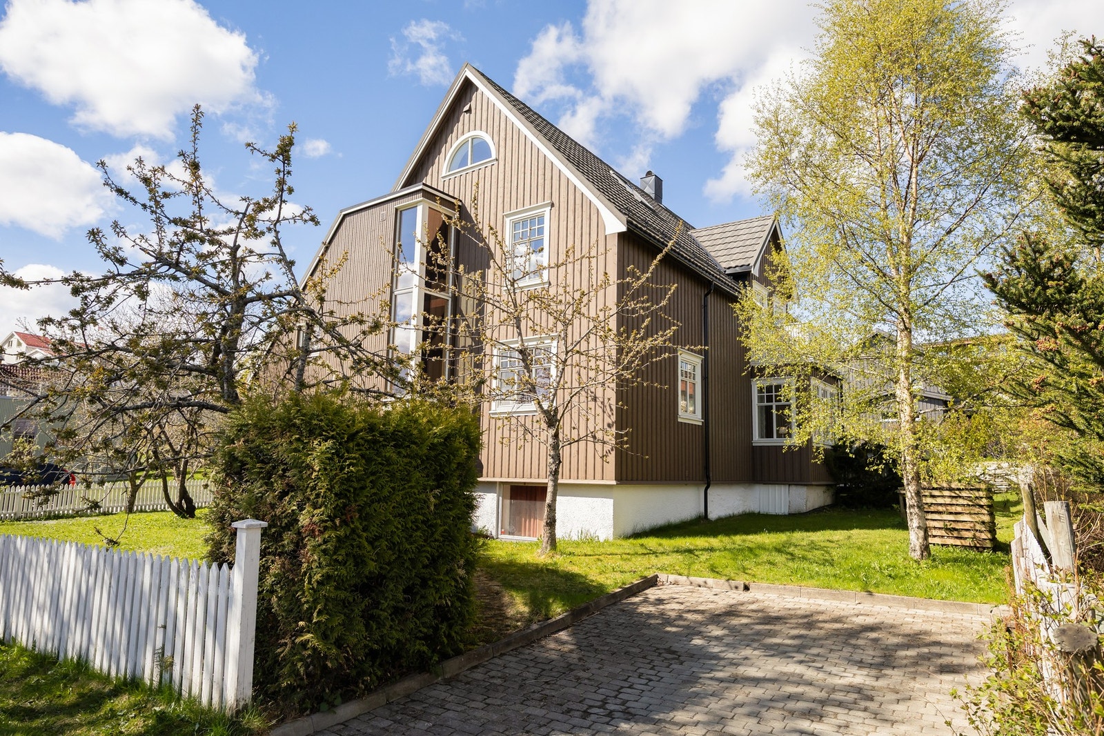Egen inngang til hybel i kjelleretasjen som er utleid pt. Leieforholdet har vart over mange år, uten endret husleie på kr 8 500,-/mnd. Galleribilde