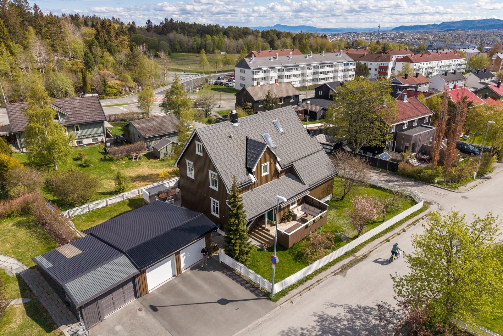 Romslig hjørnetomt med luftig plassering og nyoppført dobbelgarasje fra 2025. Galleribilde