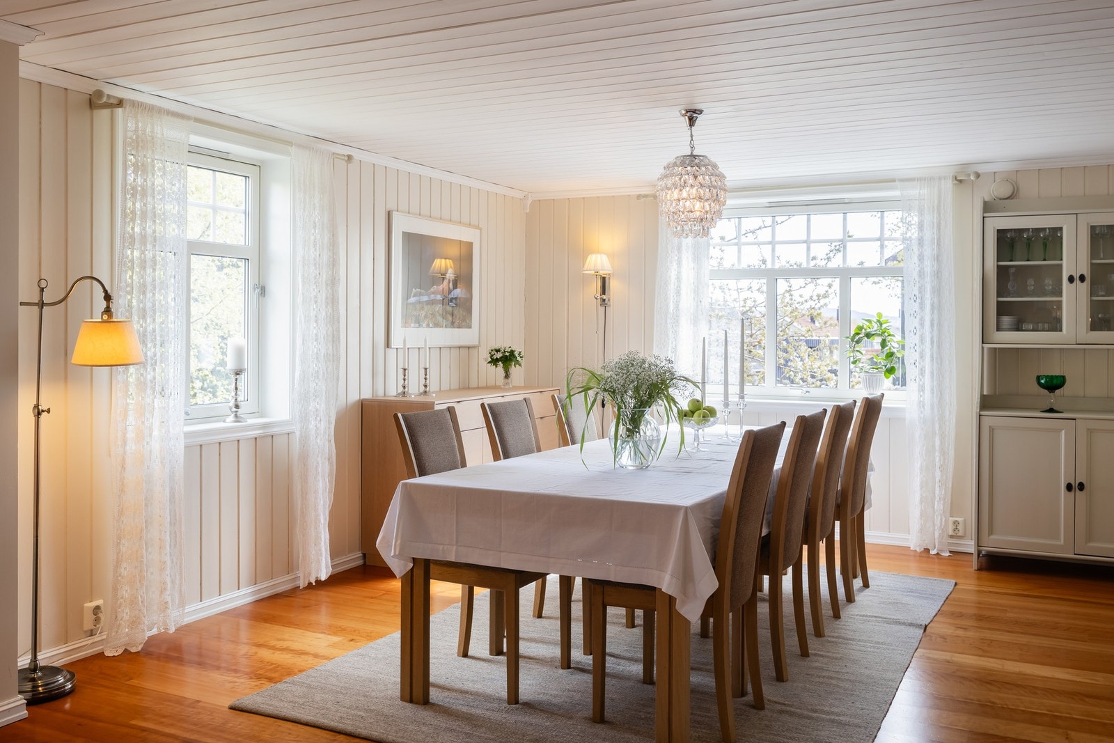 Svært behagelig atmosfære med generøse vindusflater og rikelig med naturlig lysinnslipp. Galleribilde