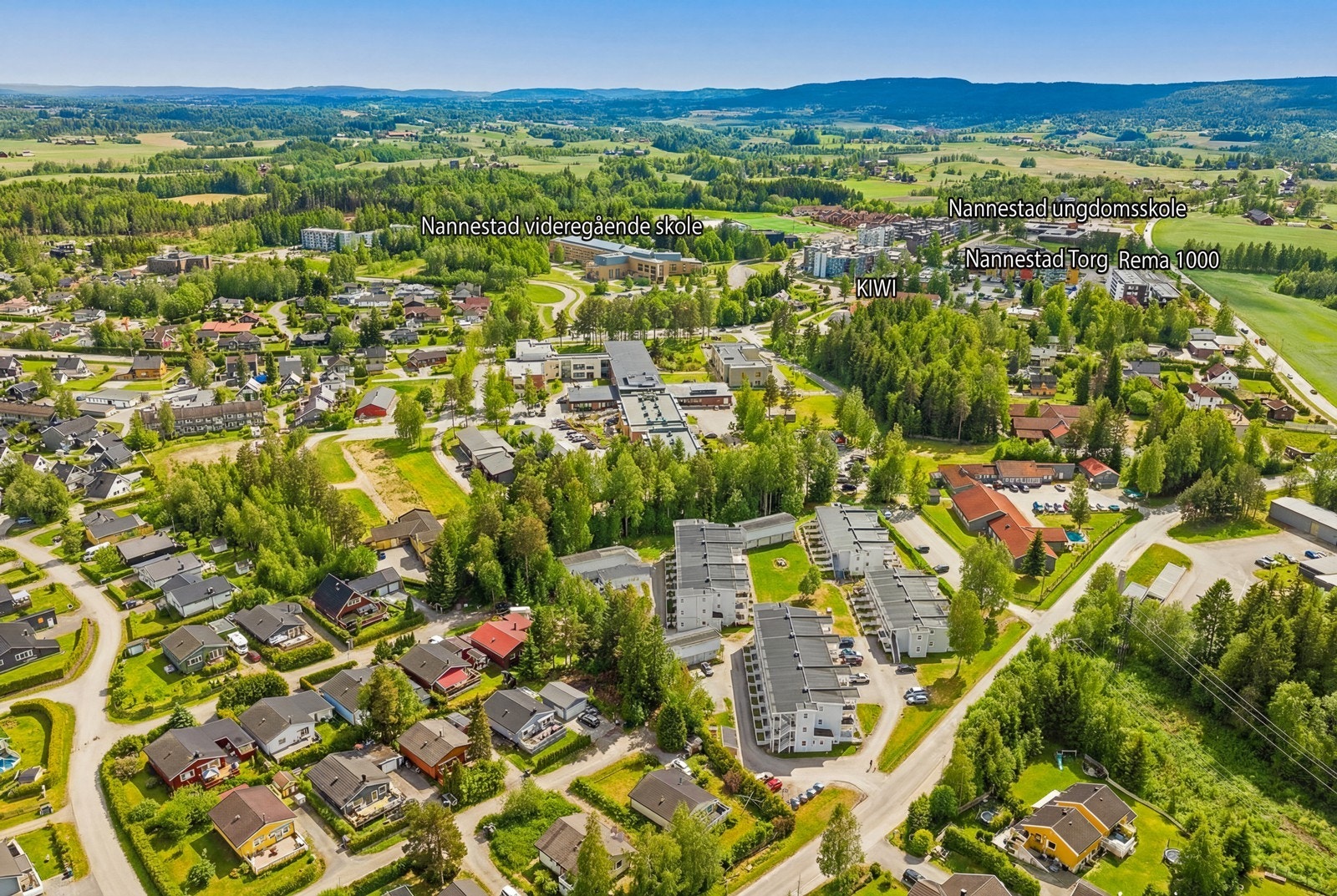 Leiligheten har en svært sentral beliggenhet med umiddelbar nærhet til alt Nannestad sentrum har å by på. Galleribilde