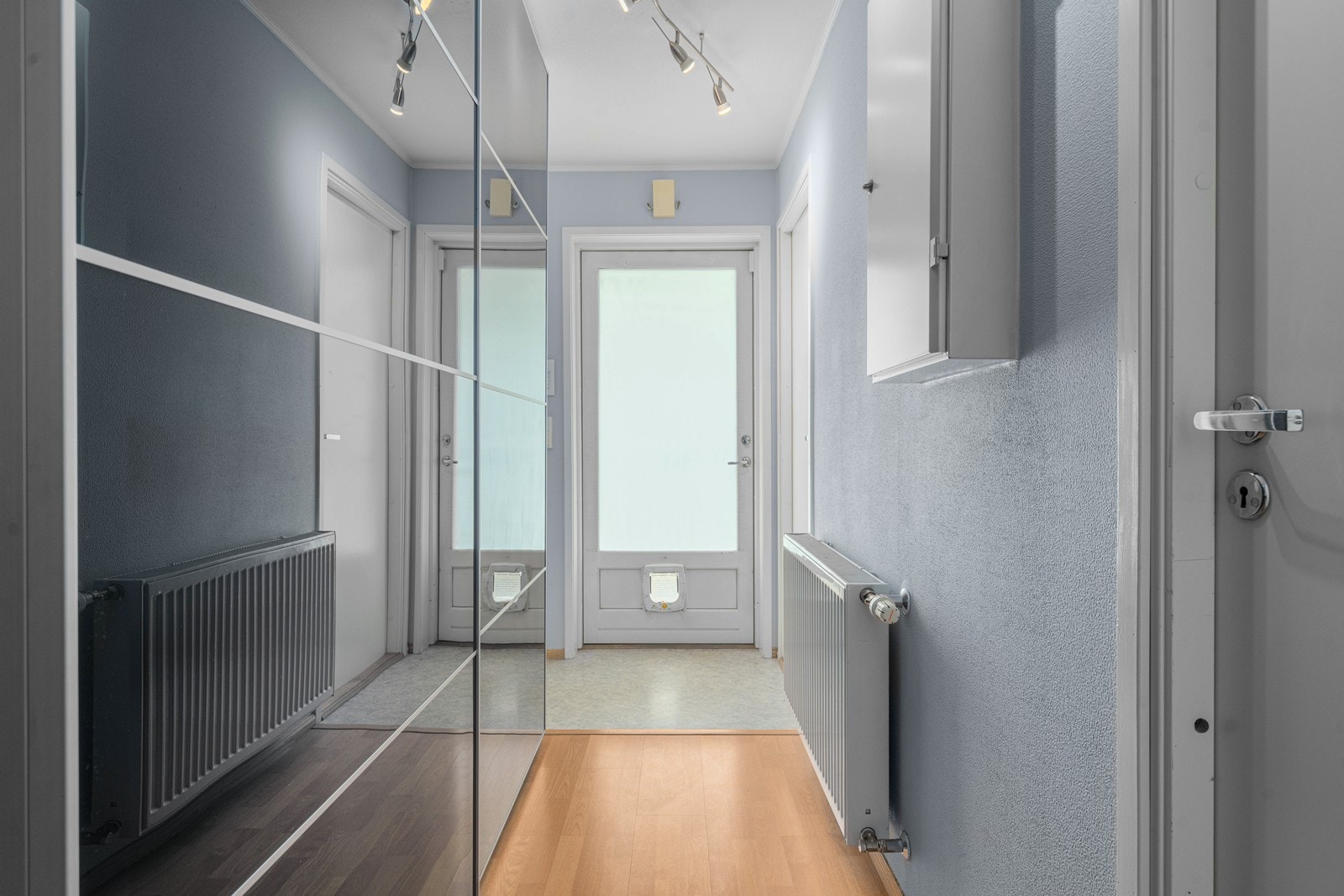 Hall/ gang med stort garderobeskap. Galleribilde