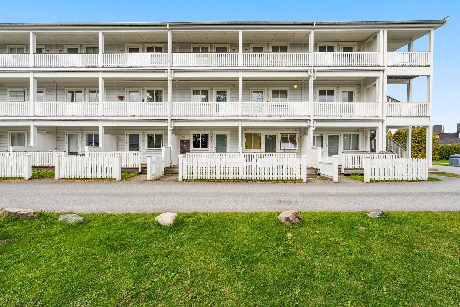 Leilighetene i 1. etasje har fine uteplasser på begge sider. Galleribilde