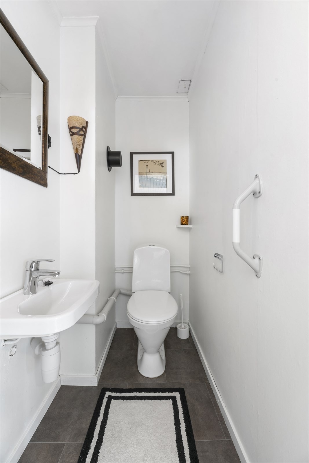 Toalettrommet ligger vegg i vegg med badet, på høyre side Galleribilde