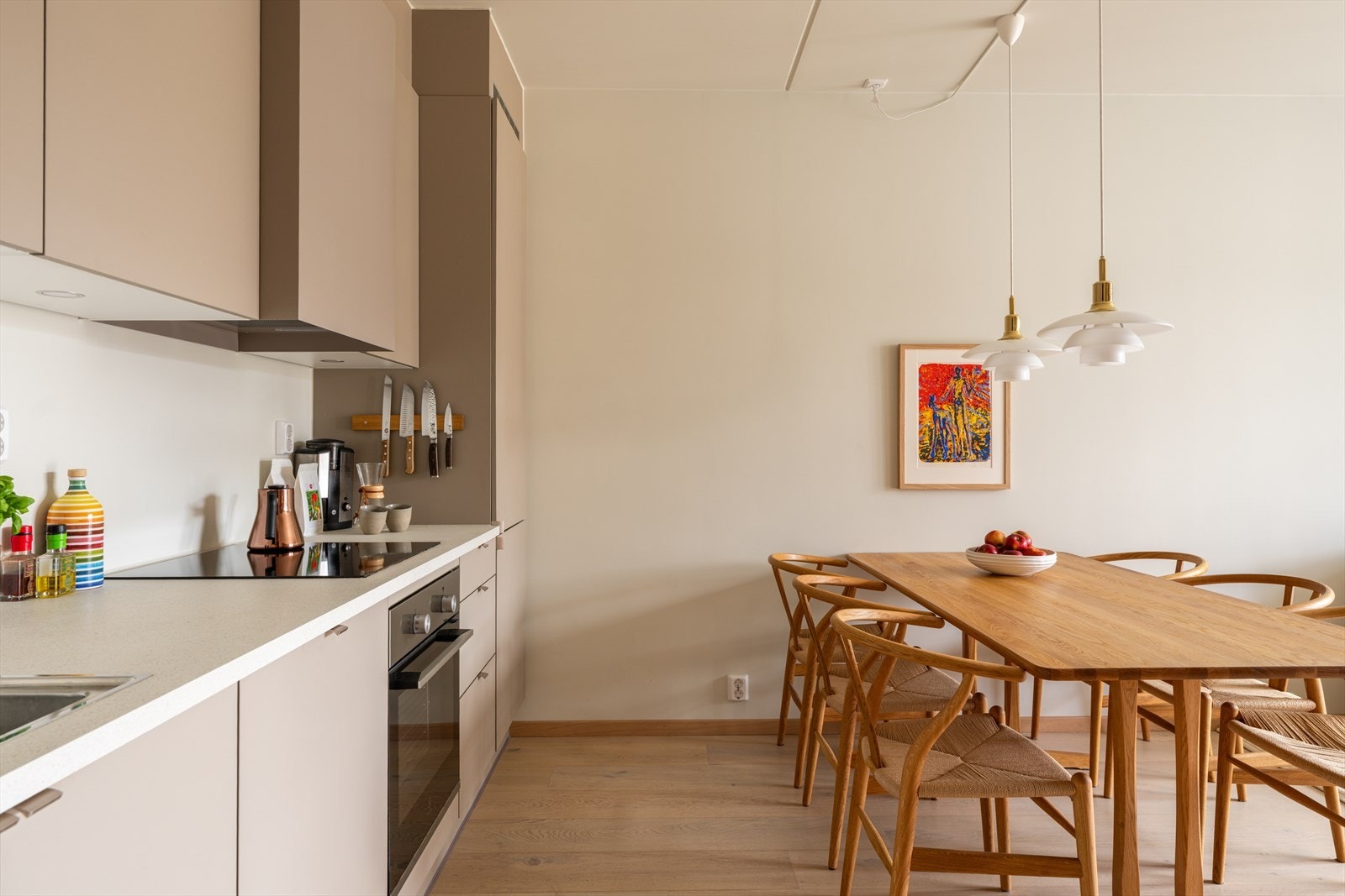 På gulvet er det lagt en flott enstavs eikeparkett. Galleribilde