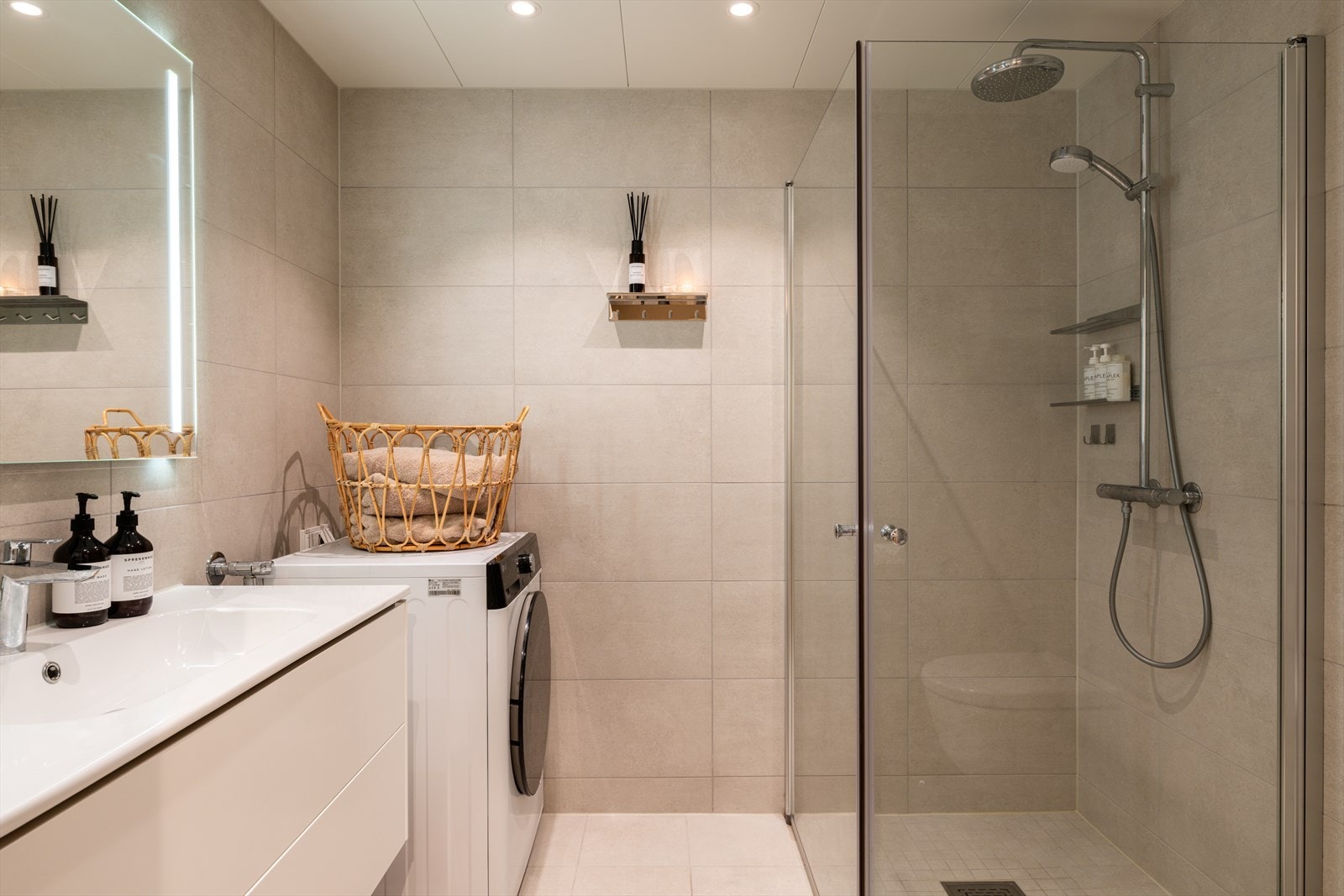 Badet fremstår svært innbydende med lyse overflater og lun varme i gulvet. Galleribilde