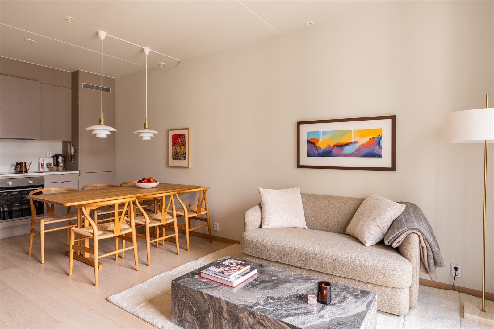 Planløsningen er god med plass til både spisebord og sofagruppe. Galleribilde