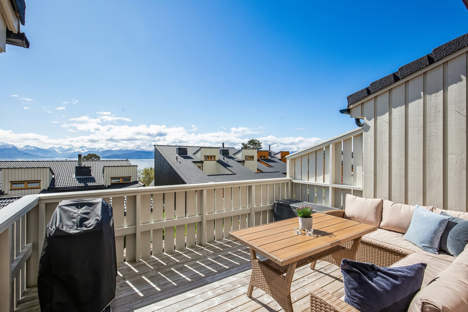Den sydvendte verandaen med adkomst fra stuen blir en naturlig forlengelse av oppholdsrommet i sommerhalvåret. Galleribilde