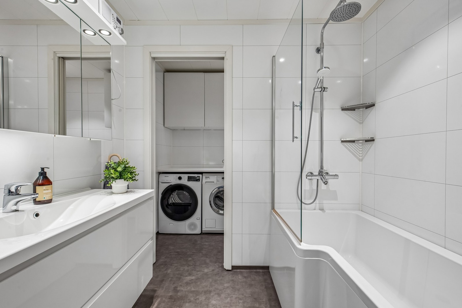 Det er rikelig med oppbevaringsplass i skuffer under servant, speilskap på vegg og i vaskeromsinnredning i egen nisje bak badet. Galleribilde