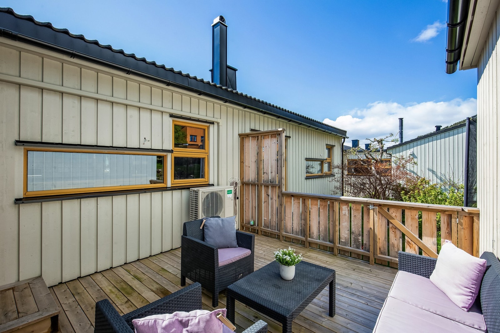 Markterrasse på ca. 15 m² utenfor kjøkkenet. Galleribilde