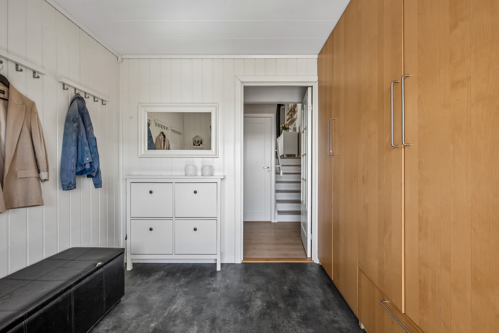 Velkommen inn! I entréen er det rikelig med oppbevaringsplass i medfølgende garderobeskap, og gulvet har belegg med gulvvarme under som gjør det enkelt å holde tørt og rent. Galleribilde