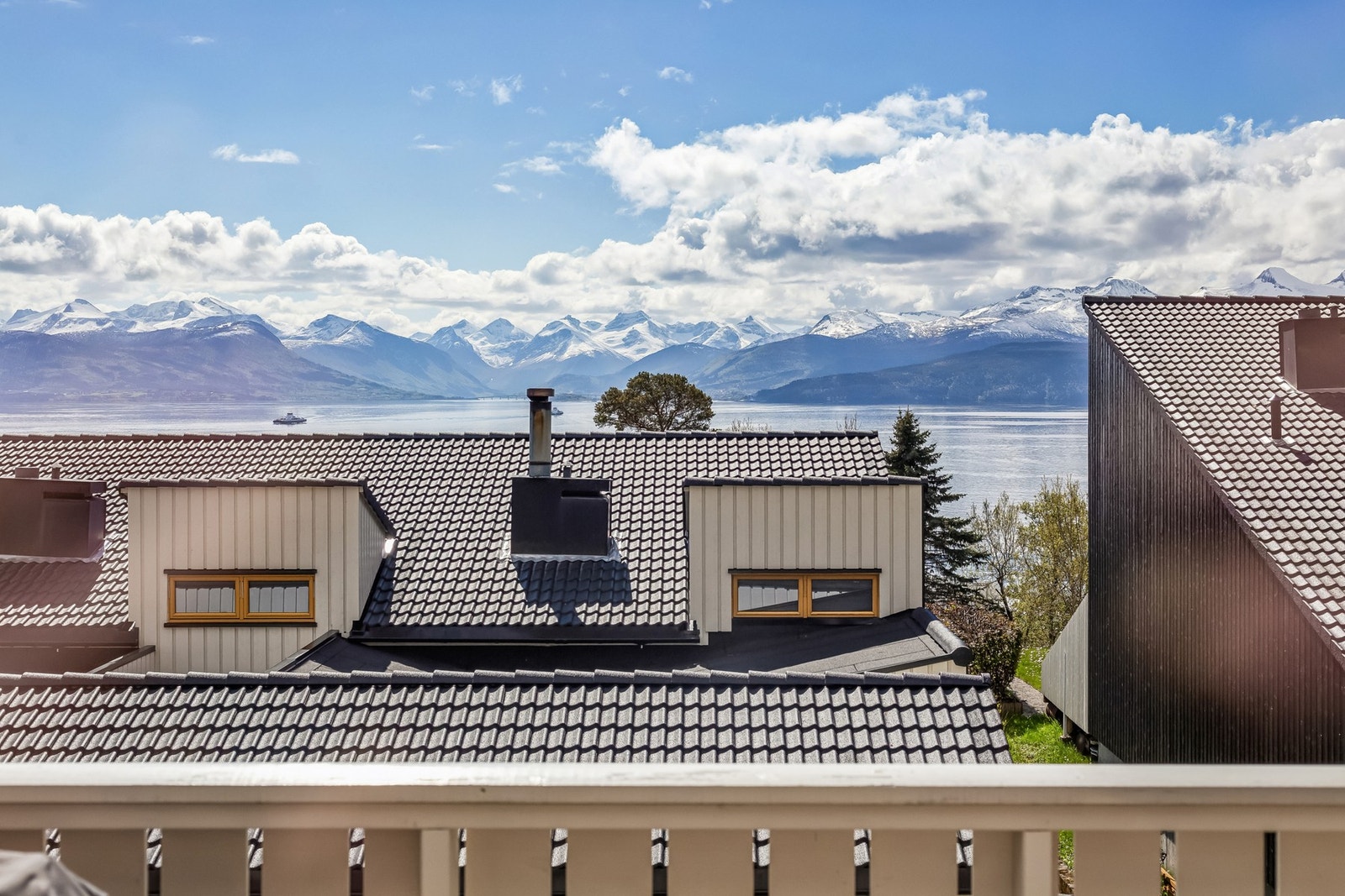 Her oppe kan du nyte den fine utsikten og gode solforhold. Galleribilde