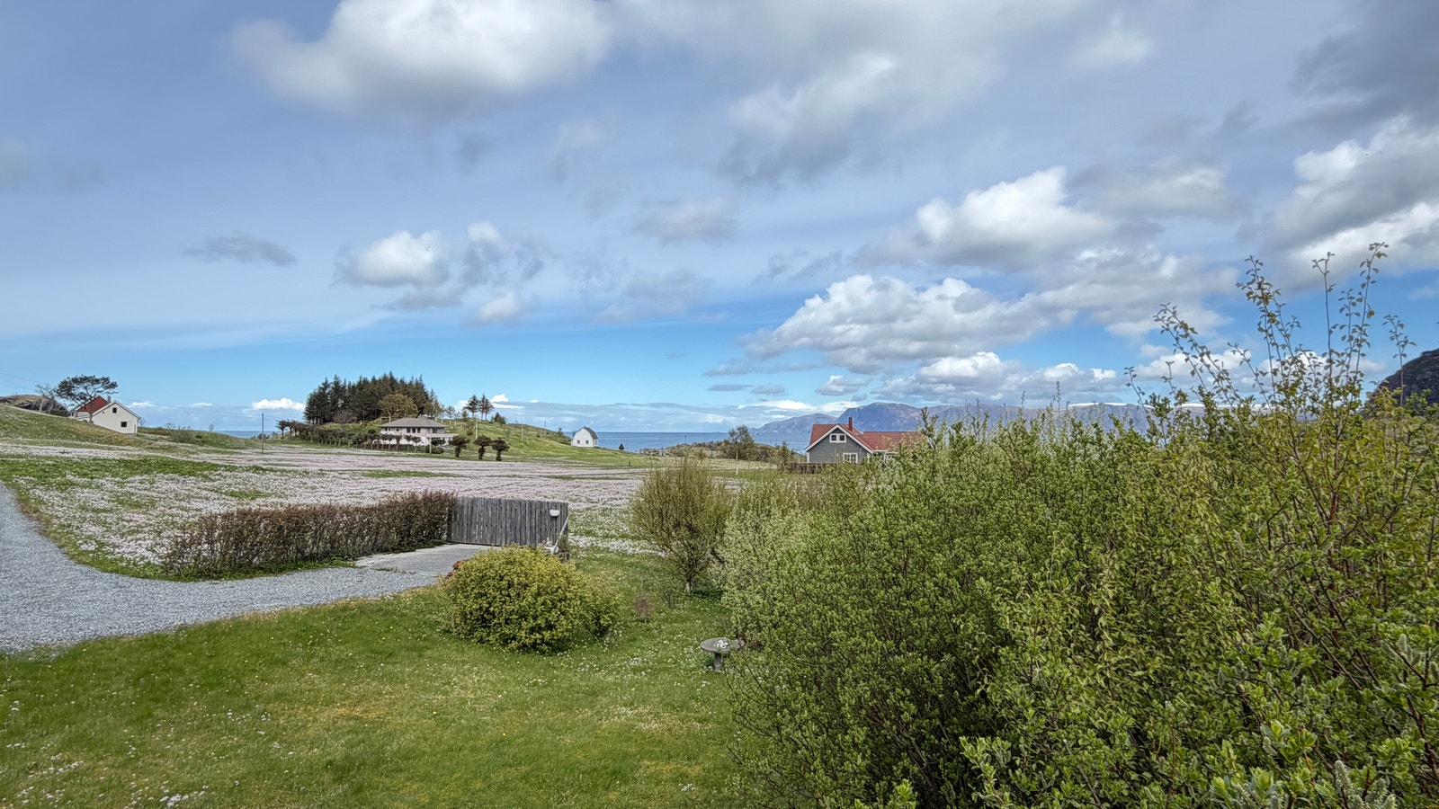 Utsikt fra eiendommen, uteområde og parkeringsplass Galleribilde