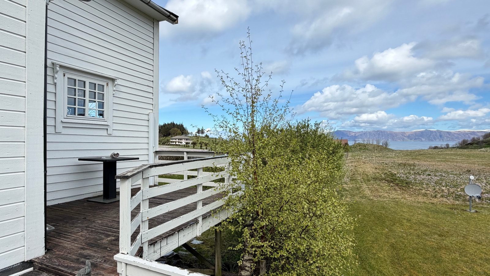 Fasade/uteområde med utsikt mot sjø Galleribilde