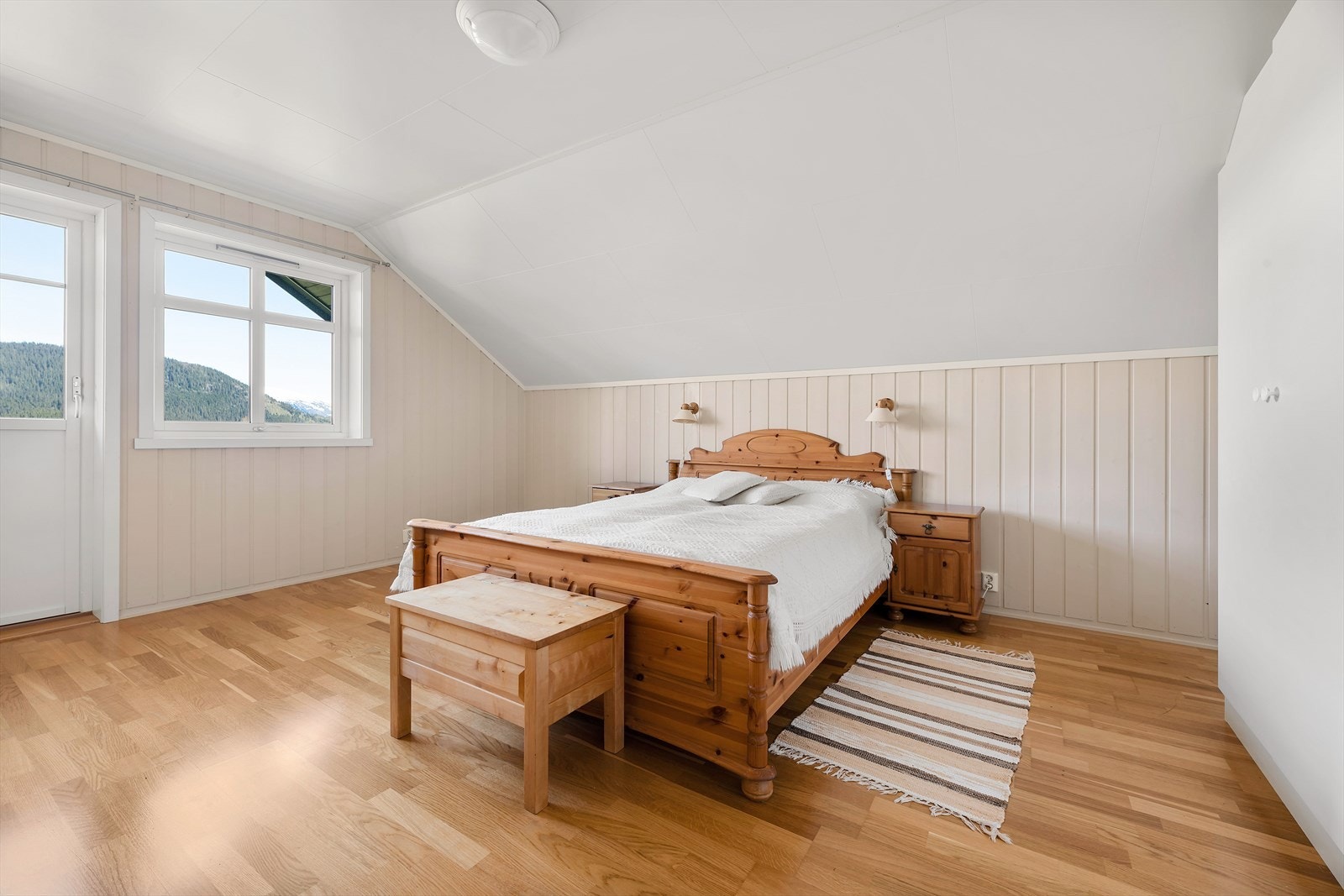 Hovedsoverommet har direkte tilgang til egen terrasse, noe som gir enkel tilgang til frisk luft, Fotograf: Maren Terese Forsbakk Galleribilde