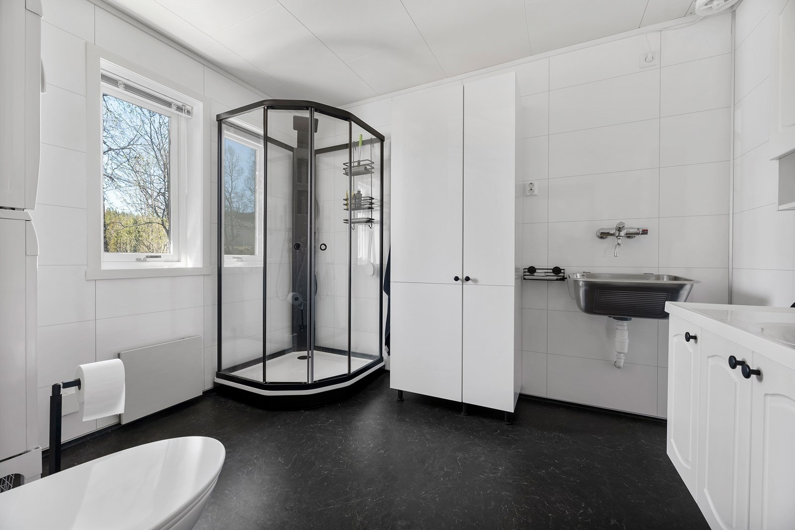 Badet er utstyrt med sanitærutstyr inkludert dusjkabinett og vaskemaskinopplegg, Fotograf: Maren Terese Forsbakk Galleribilde