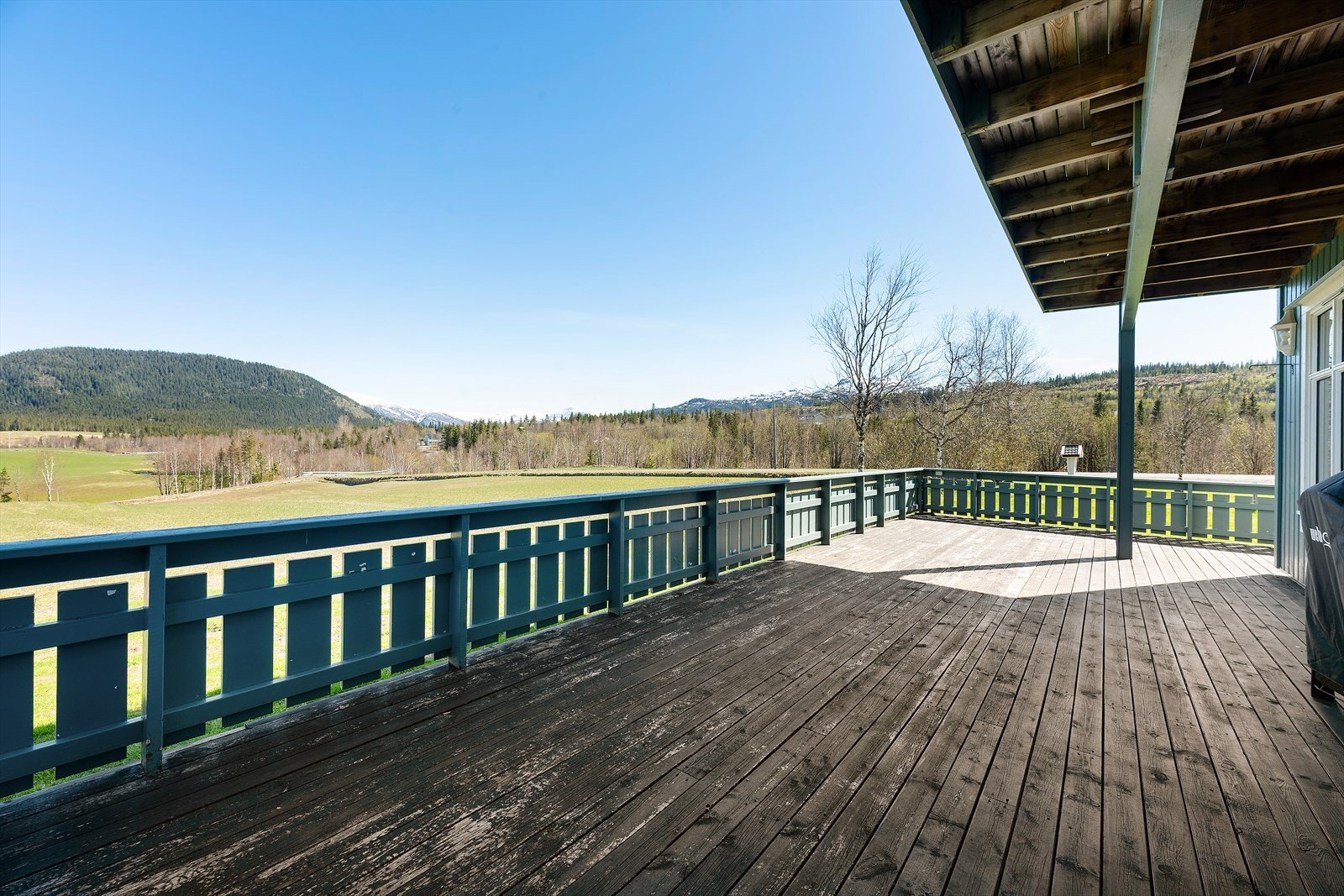 Hovedetasjen har en terrasse på ca. 41 m², fundamentert på betong og trepilarer, Fotograf: Maren Terese Forsbakk Galleribilde