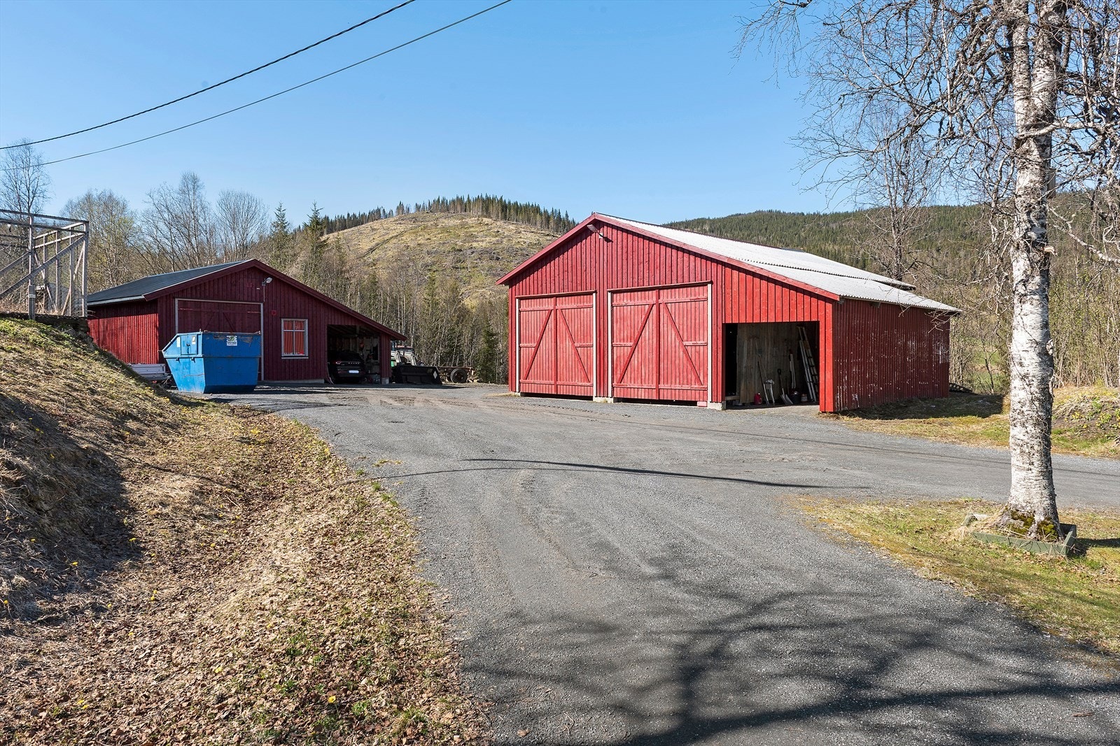 Eiendommen inkluderer to garasjer med carport for praktisk parkering, Fotograf: Maren Terese Forsbakk Galleribilde