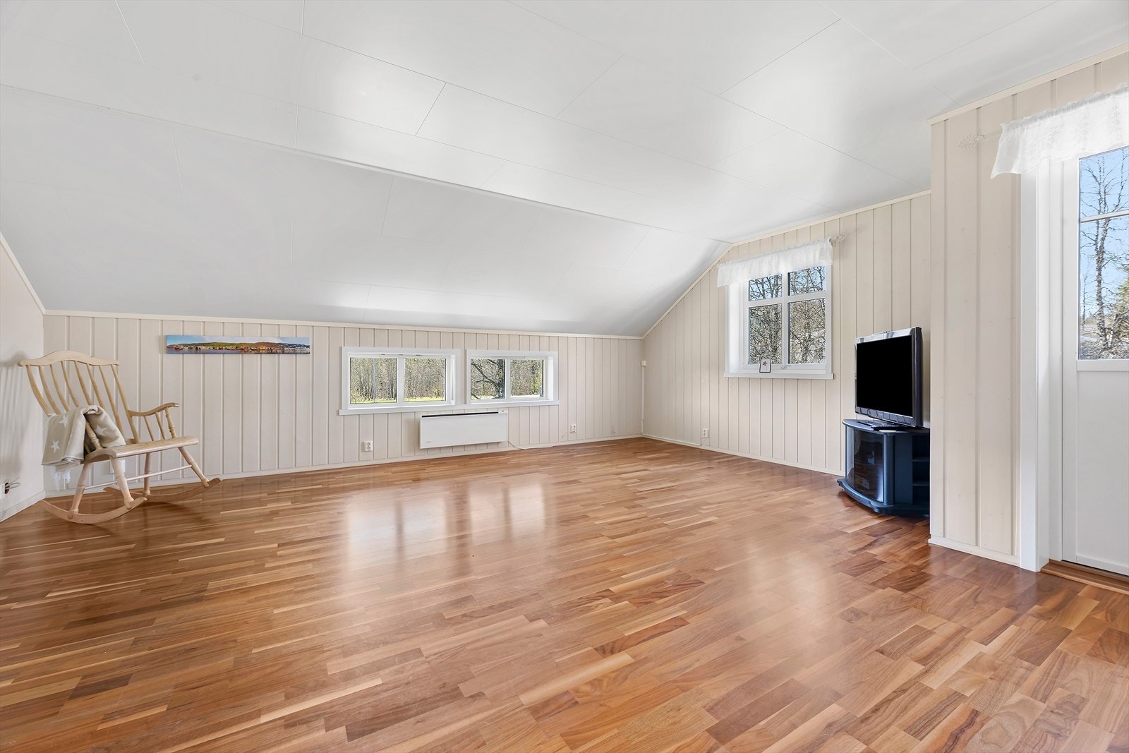 Loftstue med skråtak og vinduer som gir utsyn mot omgivelsene, Fotograf: Maren Terese Forsbakk Galleribilde