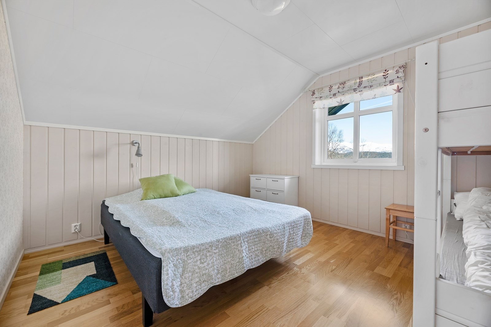 Rommet har plass til dobbeltseng og innebygde skap som gir praktisk oppbevaring. Galleribilde