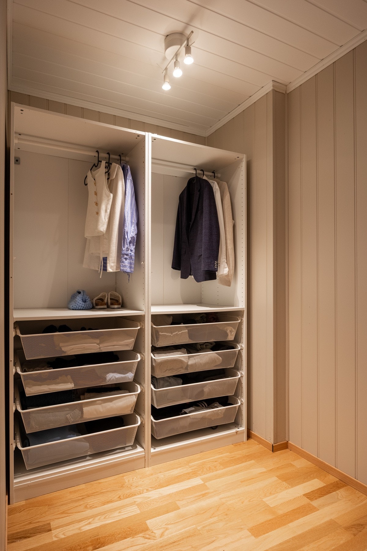 Videre tilkomst til stor garderobe, innredet med garderobeløsning. Galleribilde