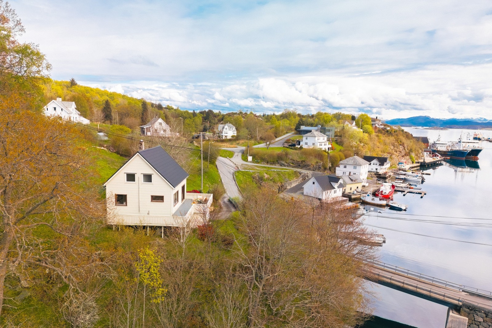 Fra eiendommen er det en liten kjøretur til Storebø skule (1-7 kl.) og Austevoll ungdomsskole, samt videregående skole Galleribilde