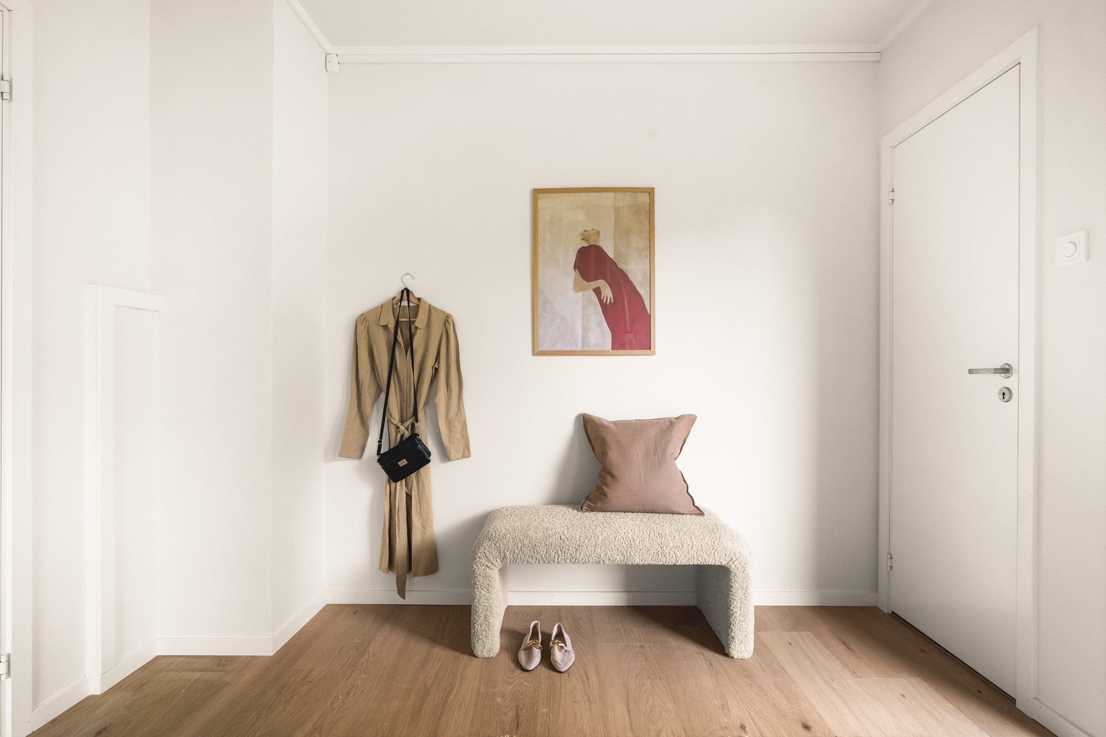 Her har du god plass til praktisk oppbevaringsløsning for yttertøy og sko Galleribilde