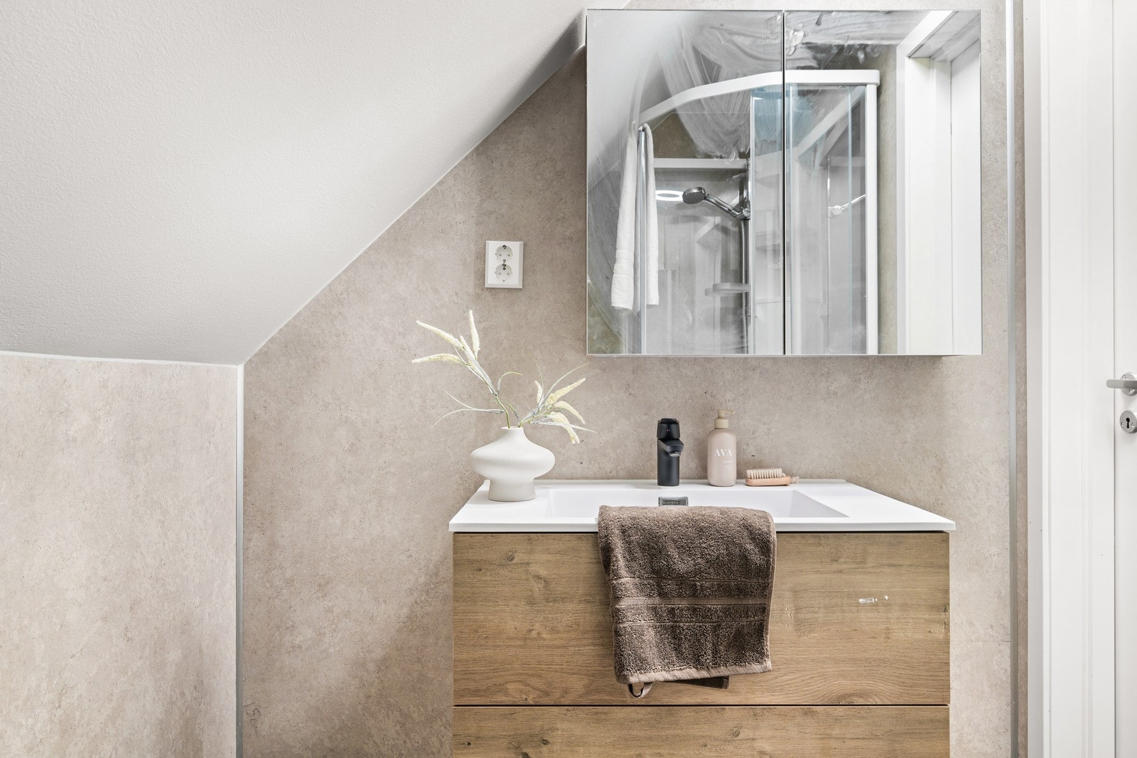 Badet er på 2,7 kvm og ble pusset opp i 2025/26 Galleribilde