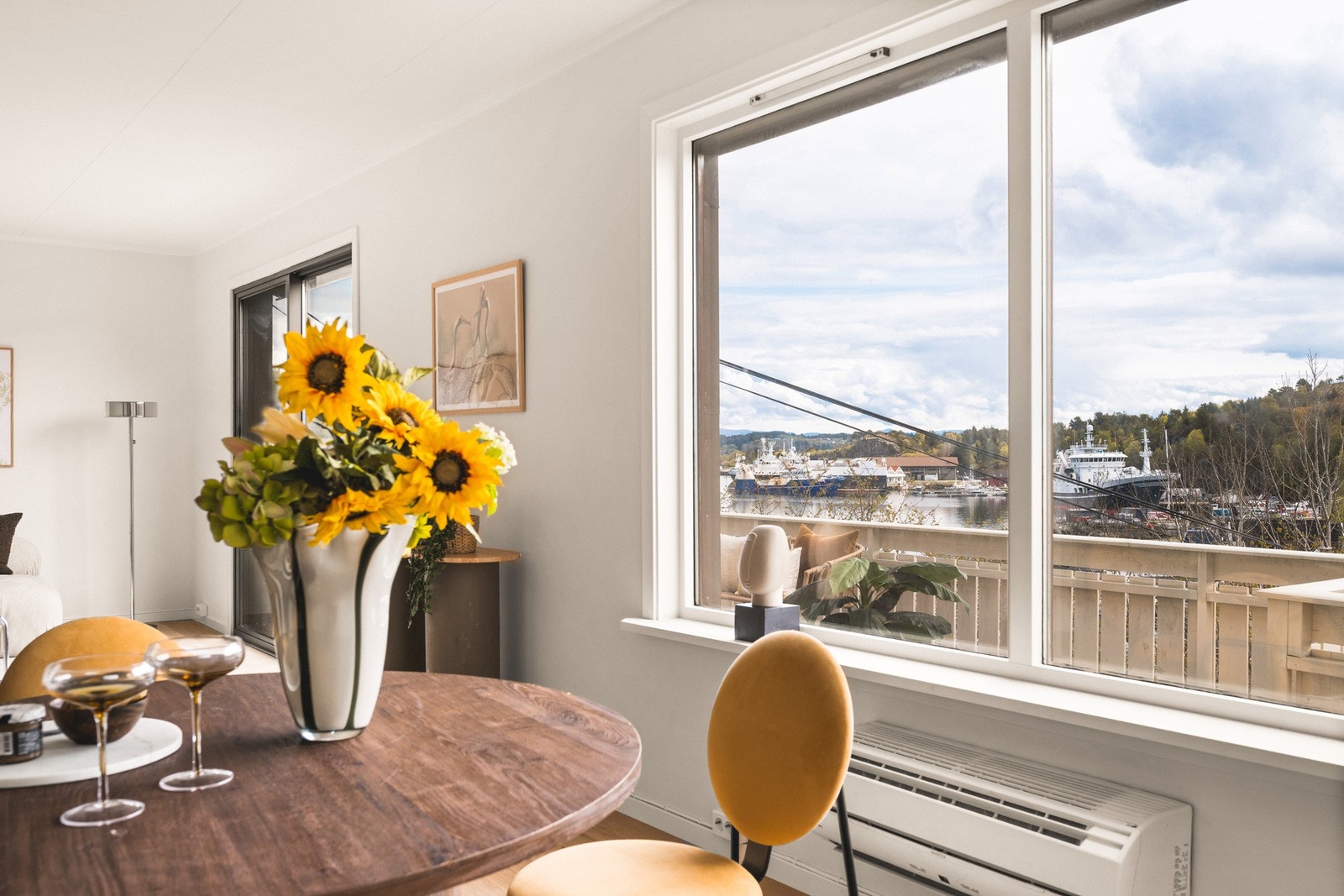 Store vindusflater sørger for rikelig med naturlig lysinnslipp Galleribilde