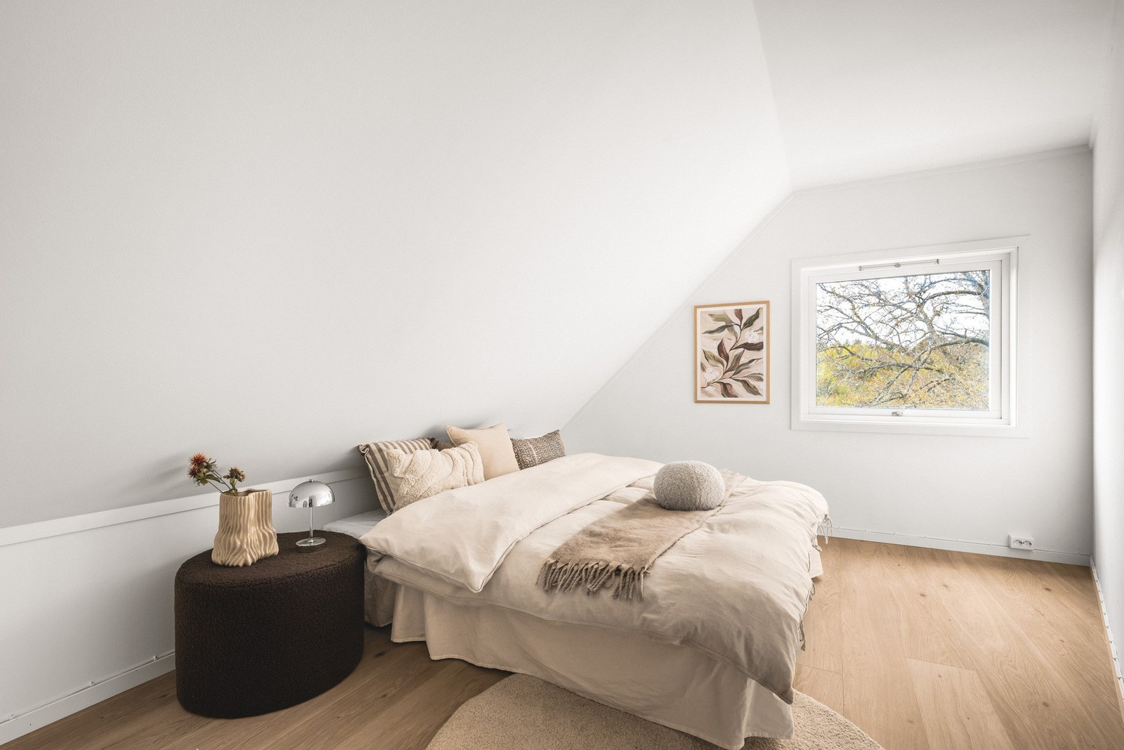 Hovedsoverommet har plass til en dobbeltseng, nattbord og garderobe Galleribilde