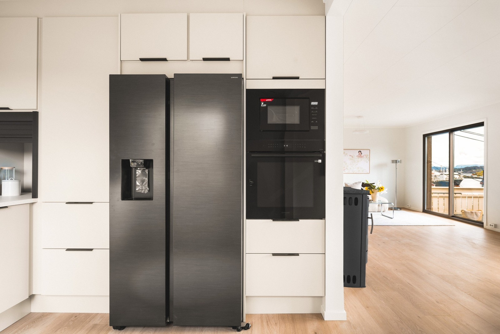 Den består av slette fronter, laminat benkeplate, over benkeplaten er det benyttet malte flater, oppvaskkum og ventilator. Galleribilde