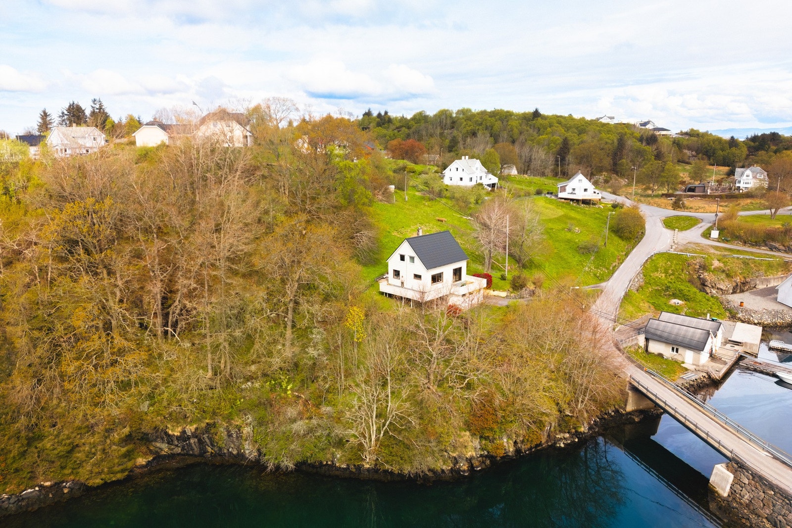Taranger 6 har en attraktiv og natuskjønn beliggenhet på Torangsvåg på Hundvåkøy Galleribilde