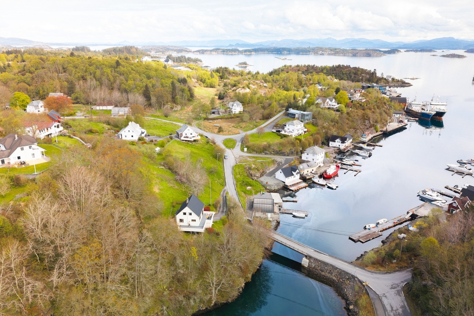 Nærområdet byr på flere flotte turmuligheter året rundt, og på bare 10 minutter med bil kommer du til den populære turløypa "Skansen" på Bakkasund Galleribilde