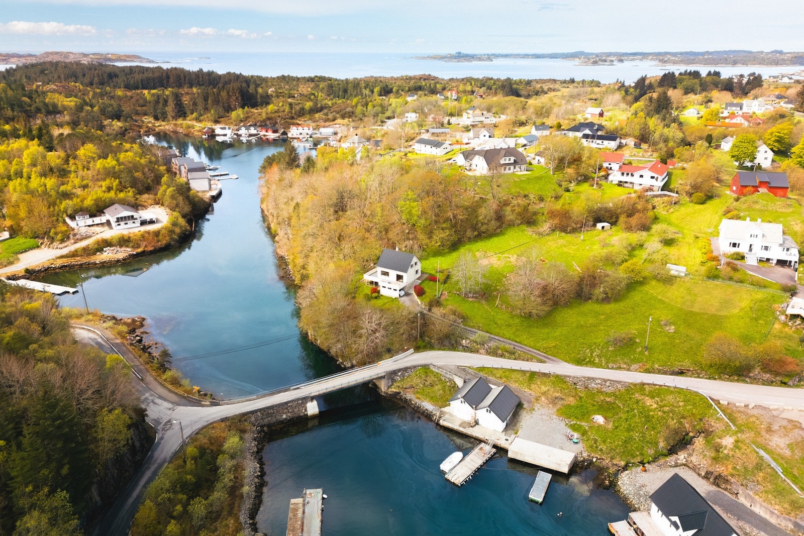 Fra eiendommen er det kort avstand til Torangsvågen med båtmarina og "Austevoll Samfunnshus" med idrettsanlegg Galleribilde