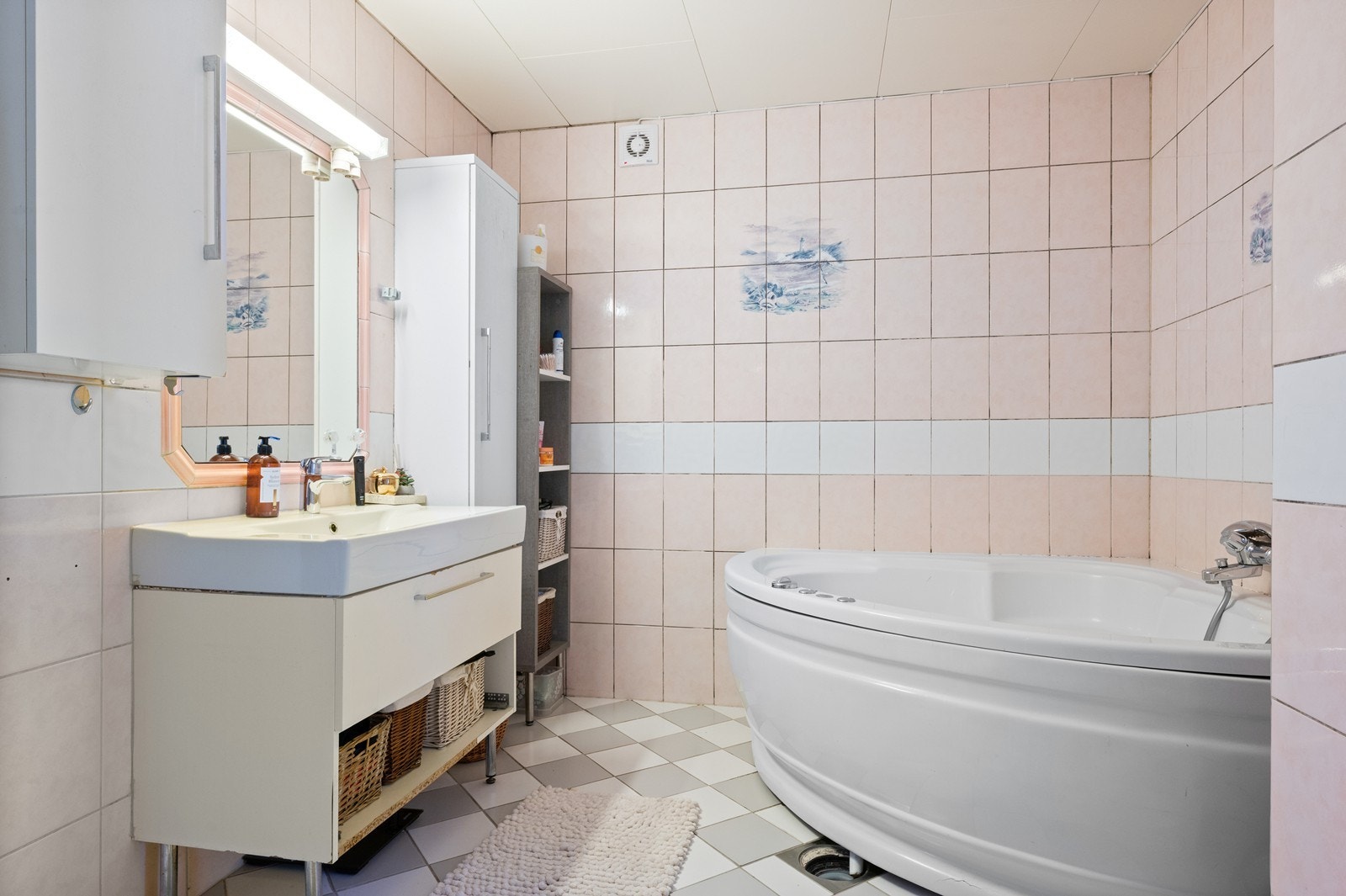 Badet i første etasje er utstyrt med hjørnebadekar og servantinnredning i tillegg til toalett. Galleribilde