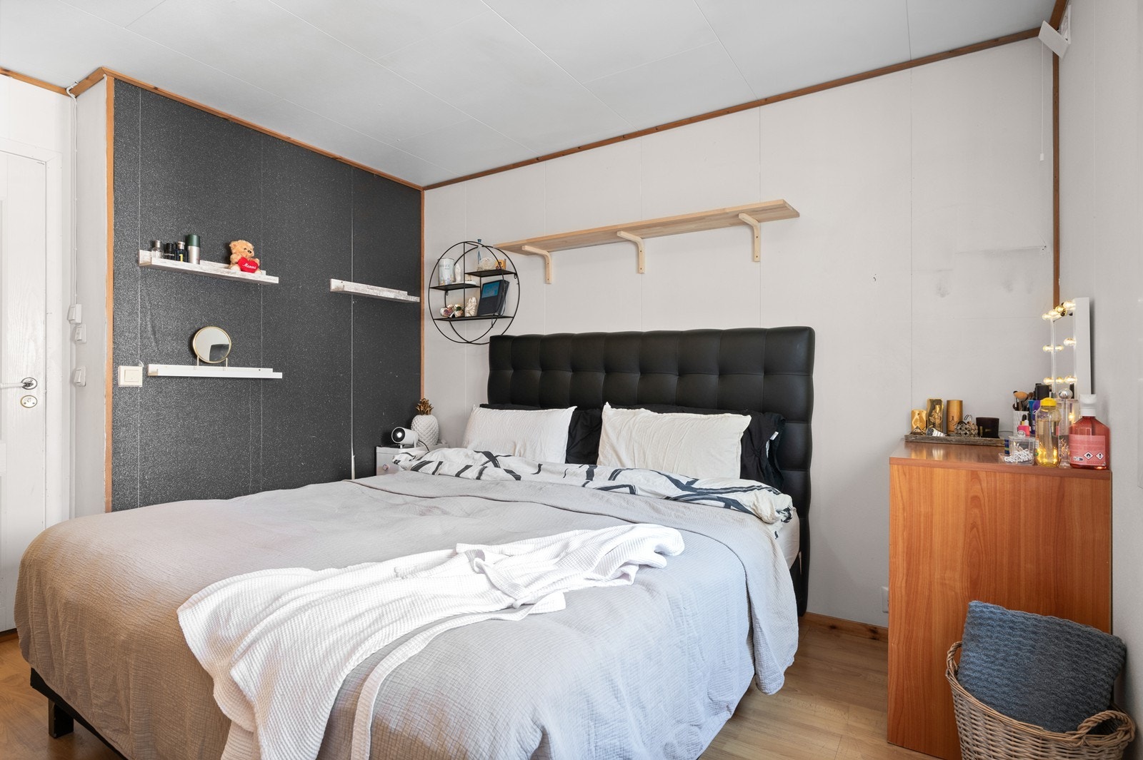 Hovedsoverommet i 1. etasje har skyvedørsgarderobe og god plass til dobbeltseng. Galleribilde