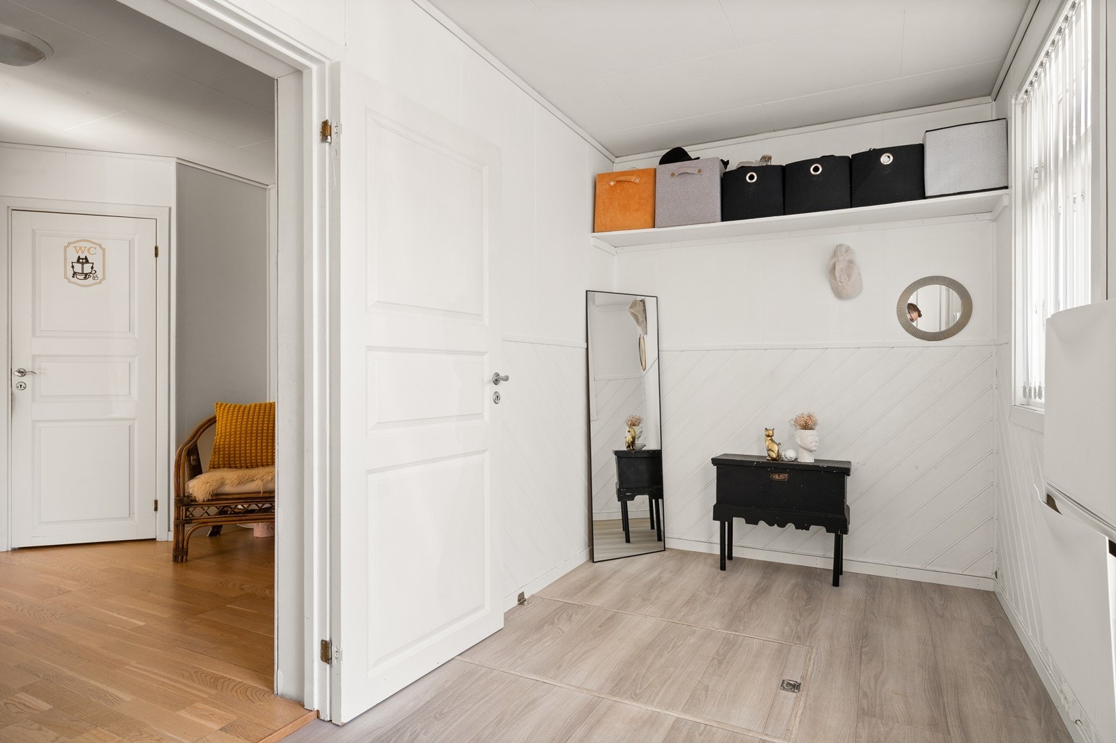 Inngangspartiet i første etasje har en praktisk entré som leder videre inn i boligen. Galleribilde