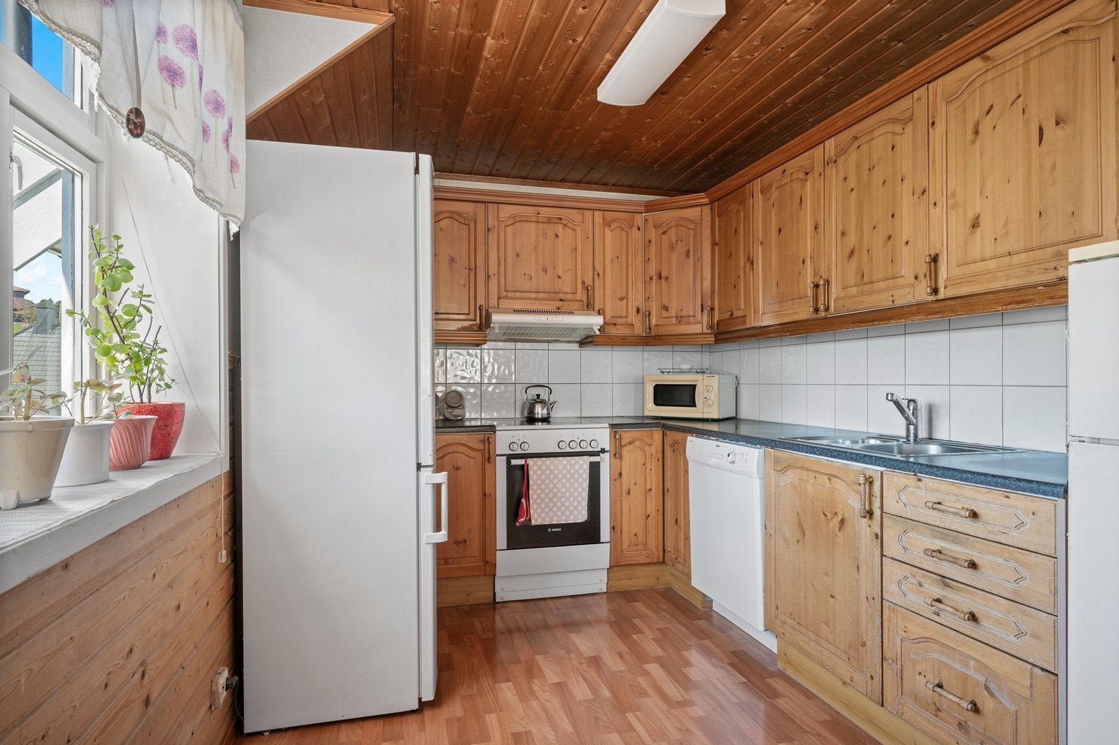 Det er plass for frittstående oppvaskmaskin og komfyr, samt at det er kjøkkenventilator med avtrekk ut. Galleribilde