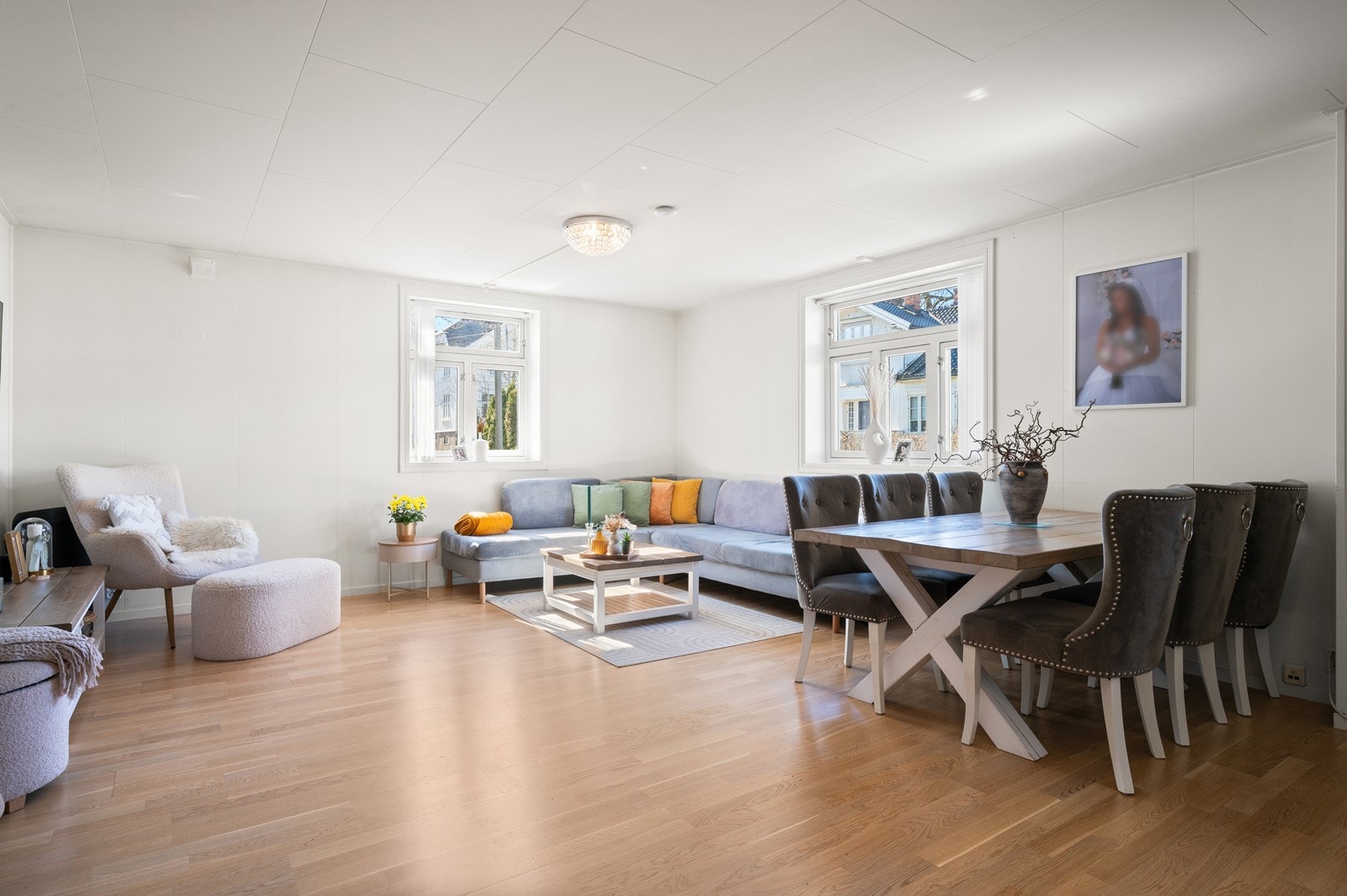 Stuen i første etasje er romslig, med god plass til både sofagruppe og spisebord. Galleribilde